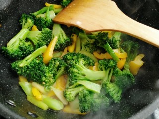 16、黄椒炒西兰花,倒入水淀粉勾芡