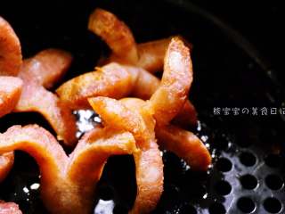 3、麻辣香锅 | ????辣，是饭桌上不可或缺的一味,炸小香肠和土豆块