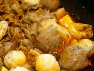 10、麻辣香锅 | ????辣，是饭桌上不可或缺的一味,先将焯过水的肉类食材加入锅中。