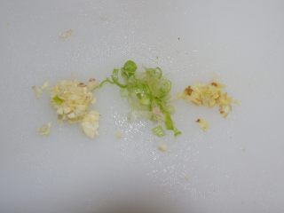 7、野菠菜炒素肉丝,葱姜蒜改刀切好。