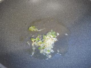 8、野菠菜炒素肉丝,热锅冷油，爆香葱姜蒜。