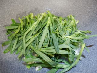 9、野菠菜炒素肉丝,下入野菠菜。