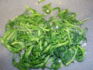 11、野菠菜炒素肉丝,将野菠菜炒至出水见软。