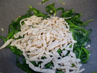 12、野菠菜炒素肉丝,加入素肉丝。