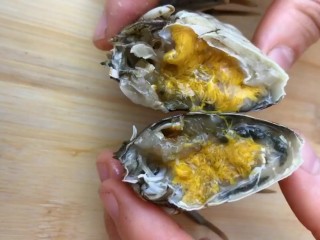 2、香辣蟹,对半切开