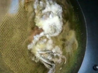 4、香辣蟹,锅烧油油热下锅炸