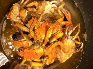 5、香辣蟹,炸至金黄酥脆捞出控油