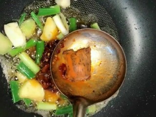 6、香辣蟹,锅烧油放葱姜蒜，豆瓣酱，火锅底料炒出红油