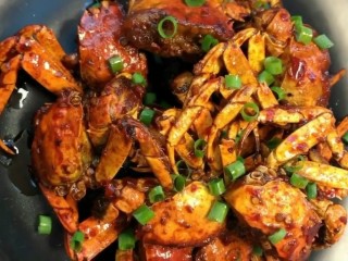 8、香辣蟹,撒上葱花，香辣蟹做好