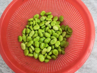 2、豆瓣蒜苗蛋,把蚕豆洗干净，沥干水份