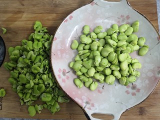 3、豆瓣蒜苗蛋,把蚕豆上的皮，剥去
