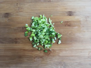 4、豆瓣蒜苗蛋,把蒜苗洗干净，切丁，备用