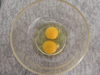 5、豆瓣蒜苗蛋,鸡蛋，磕入碗中