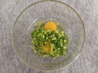 6、豆瓣蒜苗蛋,把蒜苗，放入鸡蛋中