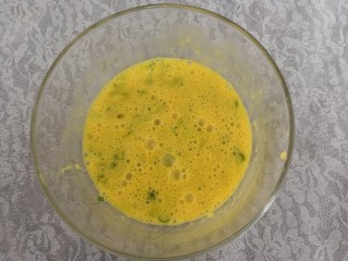 7、豆瓣蒜苗蛋,把蒜苗丁和鸡蛋，搅拌均匀
