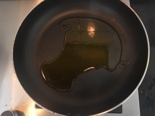 8、豆瓣蒜苗蛋,热锅起油