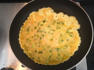 9、豆瓣蒜苗蛋,油热，倒入鸡蛋蒜苗