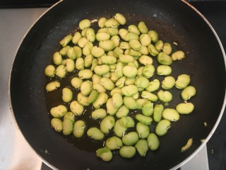 11、豆瓣蒜苗蛋,锅留底油，倒入蚕豆瓣