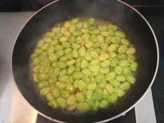 13、豆瓣蒜苗蛋,倒入水，大火烧煮