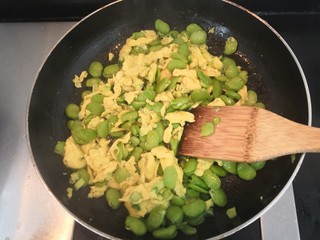 15、豆瓣蒜苗蛋,用铲子，翻炒均匀