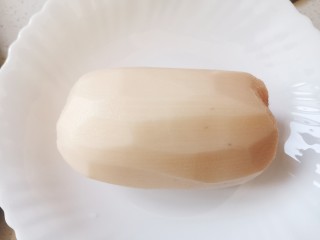 1、醋溜藕片,准备一节藕削皮洗干净备用