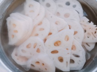 2、醋溜藕片,将藕切片，为了防止藕变色，可将藕片泡在淡盐水中，在水中滴入几滴醋防止它被氧化