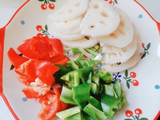 3、醋溜藕片,青红椒切块，蒜苗切段备用