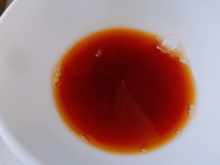 4、醋溜藕片,碗中加入生抽1勺，米醋2勺，白糖1勺，鸡精，盐适量调成糖醋汁备用