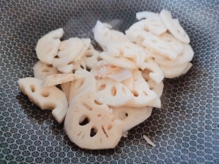 6、醋溜藕片,油热后，将沥干水分的藕片倒入锅中迅速翻炒