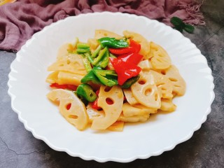 10、醋溜藕片,好了出锅装盘，一份味道鲜美，酸甜适中的醋溜藕片就做好啦！