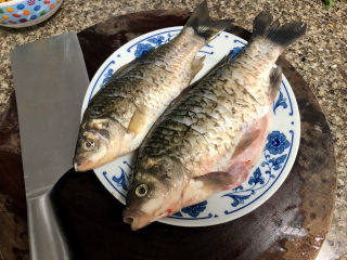 3、酱焖鲫鱼➕今年花胜去年红,鱼身表面划花刀