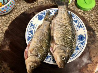 6、酱焖鲫鱼➕今年花胜去年红,腌制10分钟