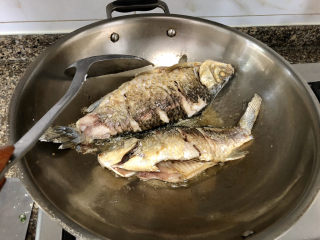 10、酱焖鲫鱼➕今年花胜去年红,晃动锅，如果鱼可以晃动，就可以翻面了，煎到鱼两面焦黄