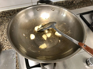 12、酱焖鲫鱼➕今年花胜去年红,锅里留底油，放入姜片蒜瓣，小火煸黄