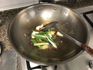 13、酱焖鲫鱼➕今年花胜去年红,放入葱段干辣椒煸香