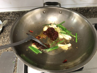 15、酱焖鲫鱼➕今年花胜去年红,放入酱，小火煸炒出红油