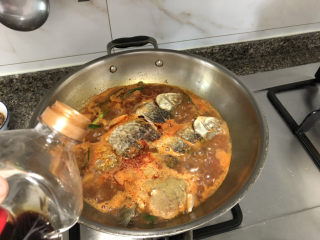 18、酱焖鲫鱼➕今年花胜去年红,调味：加一汤匙生抽