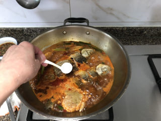 21、酱焖鲫鱼➕今年花胜去年红,加一茶匙白糖，尝下咸淡，如果觉得淡，可以加少许食盐。豆瓣酱和黄豆酱都比较咸，一定要注意盐的量