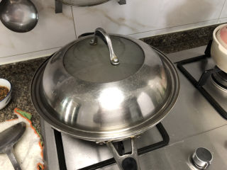 22、酱焖鲫鱼➕今年花胜去年红,加盖，中火炖10分钟