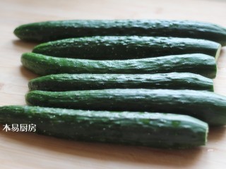 2、酸辣黄瓜条,将黄瓜两端的根和蒂切去，备用。