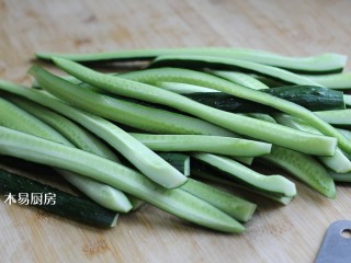 5、酸辣黄瓜条,把所有黄瓜芯都去掉，备用。