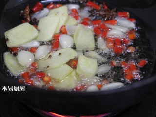 11、酸辣黄瓜条,净锅内放2勺食用油，油热后将第9步的材料倒入，小火炒出香味。