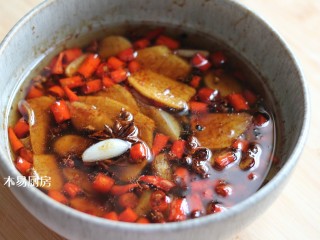 13、酸辣黄瓜条,将酱汁晾凉，备用。