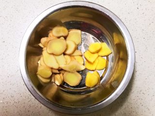 2、红油猪血豆腐,把仔姜和老姜切成小片