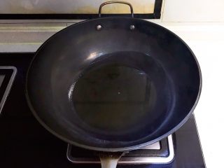 6、红油猪血豆腐,炒锅烧热后放入菜籽油