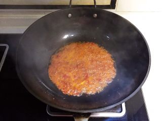 8、红油猪血豆腐,煸炒均匀