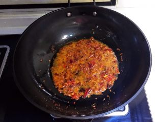 10、红油猪血豆腐,煸炒均匀