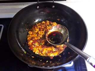 13、红油猪血豆腐,加入半勺生抽