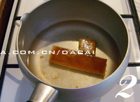 2、糖不甩,片糖加入等量的水用小火煮溶。