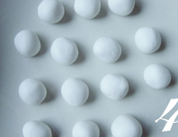 4、糖不甩,糯米粉加入适量冷水和成光滑的粉团，将粉团捏成长条，分成大小合适的剂子，再搓圆成圆球状（可以一边做汤圆一边熬糖浆）。